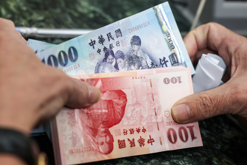 央行喊話穩匯 新台幣放量貶值收29.988元
