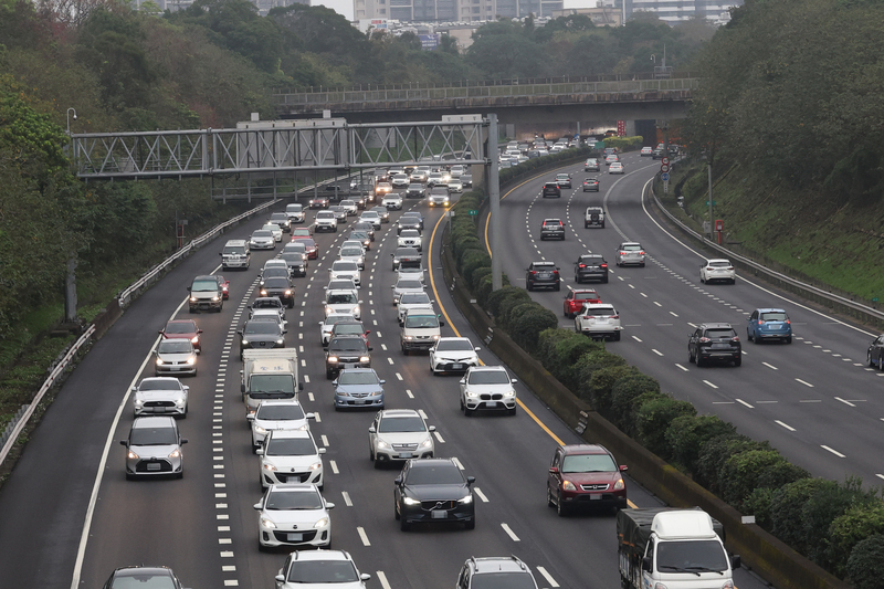 大年初一車潮湧現 國道33處開放行駛路肩