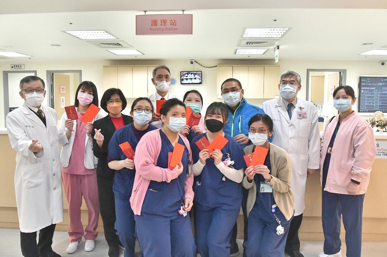 除夕慰問新北聯醫留守同仁 侯友宜發加菜金表達感謝