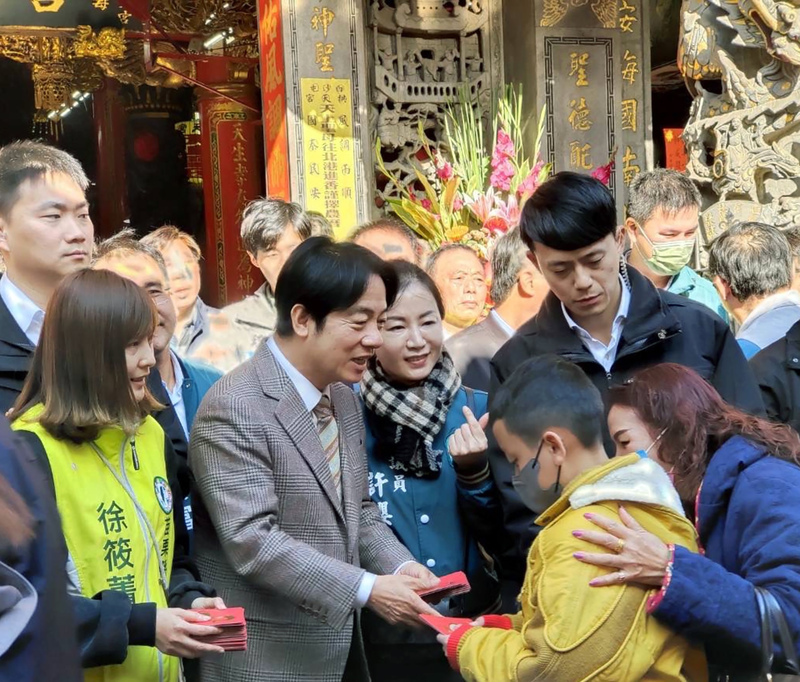 賴清德桃竹苗上香祈福 向客家鄉親拜年