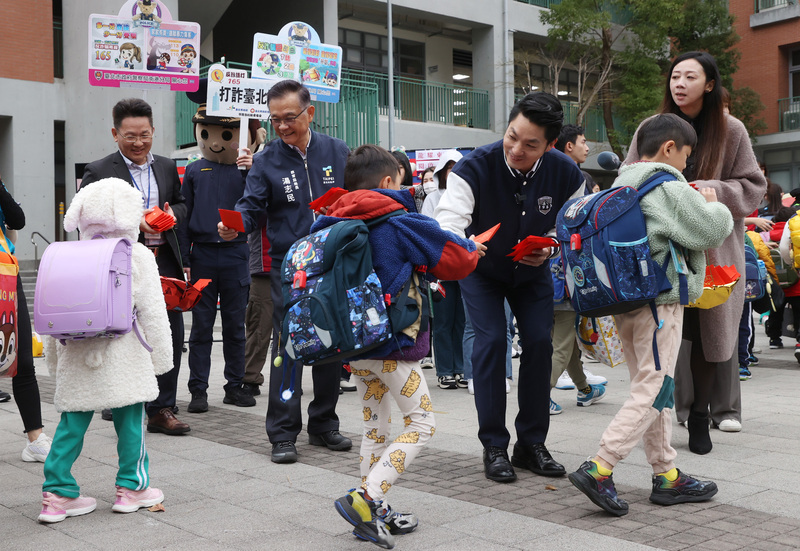 開學日 「蔣萬安同學」分享寒假生活、書包減重小撇步
