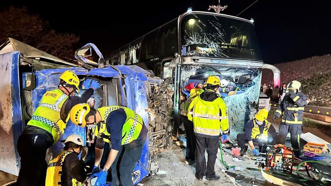 大甲遊覽車與貨車相撞 7人受困救出貨車司機命危