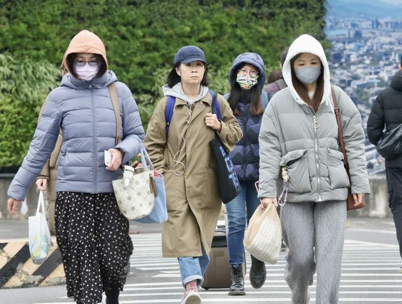 冷氣團影響 玉山零下7.9度積雪1公分
