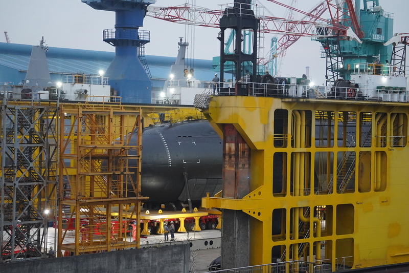 國造潛艦海鯤號泊港測試 船體首度窺全貌