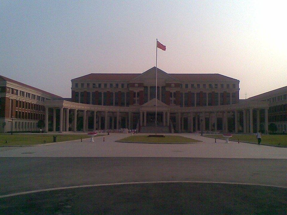 演化的黨國高校機制：極權的復原和擴張