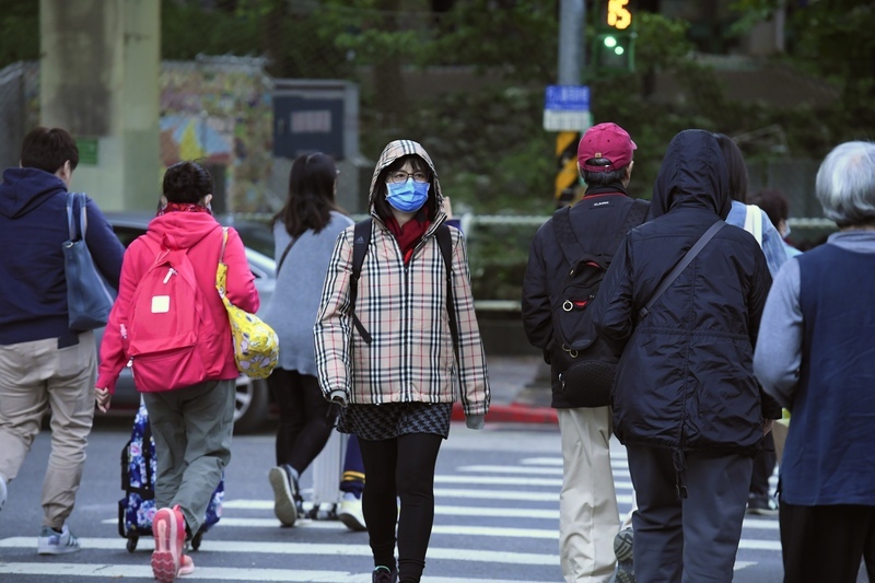 冷氣團南下、雲雨區東移天氣濕冷 北部局部10度以下