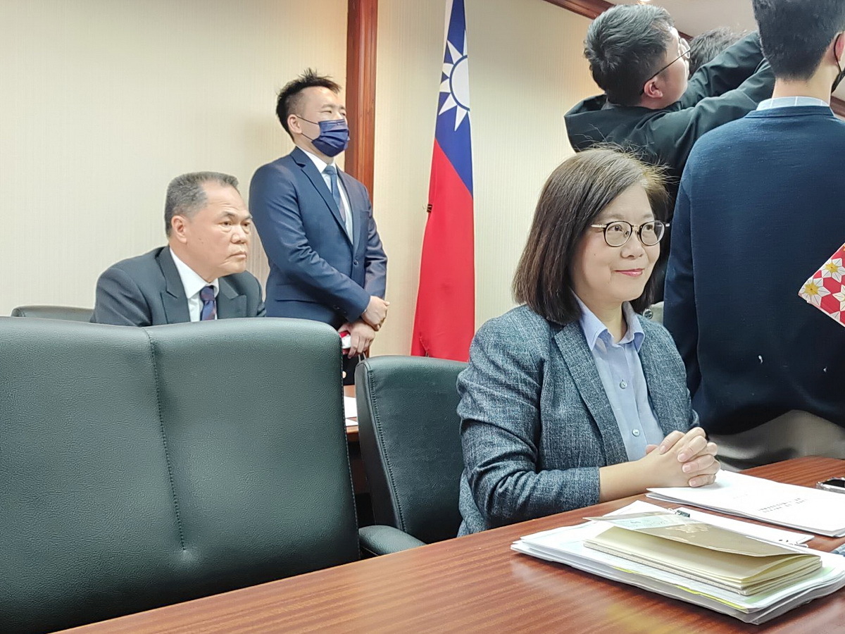 管碧玲：碰撞與撞船不同 周美伍：執法不可能衝撞