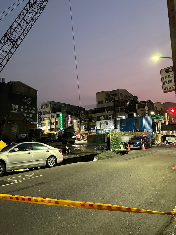 台南路塌貨車墜坑 吊車救援不成吊臂反砸警車