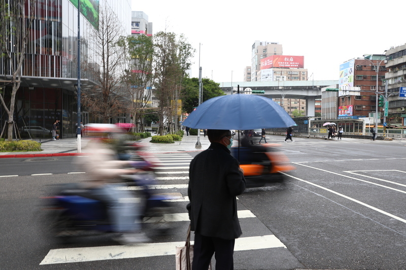 鋒面通過 中部以北有短延時強降雨