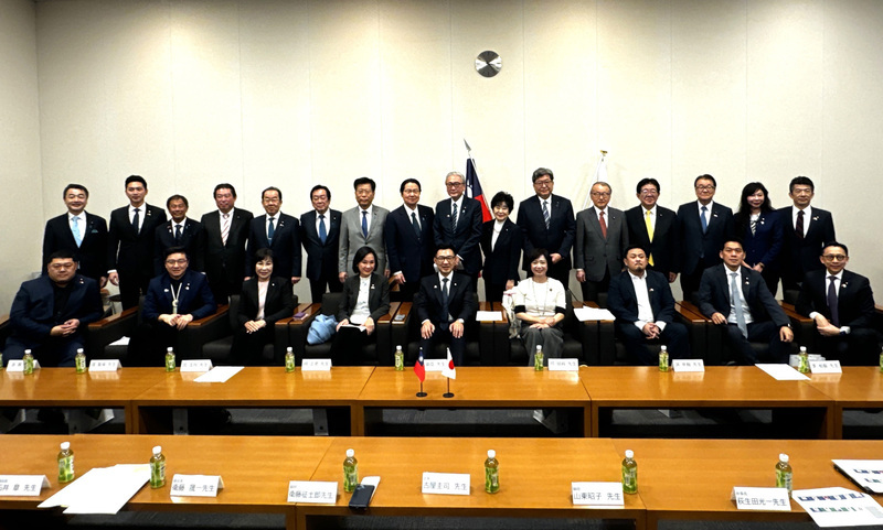 江啟臣代韓國瑜贈古屋圭司字畫 象徵台日一望千里