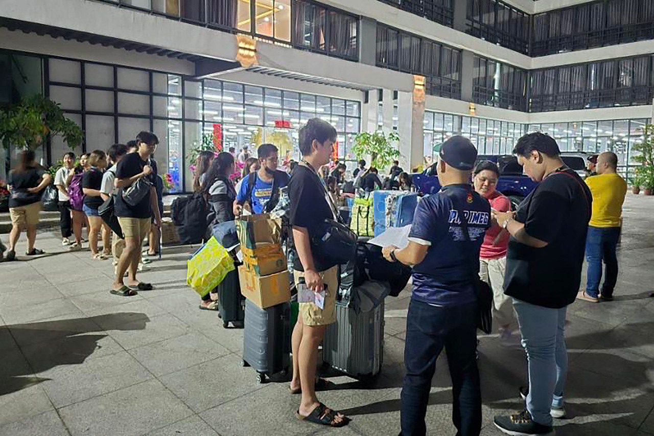 菲警突襲詐騙中心救奴工 現場發現近900人含3台人
