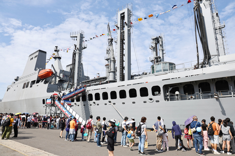 敦睦艦隊安平港開放登艦  軍備展引人潮