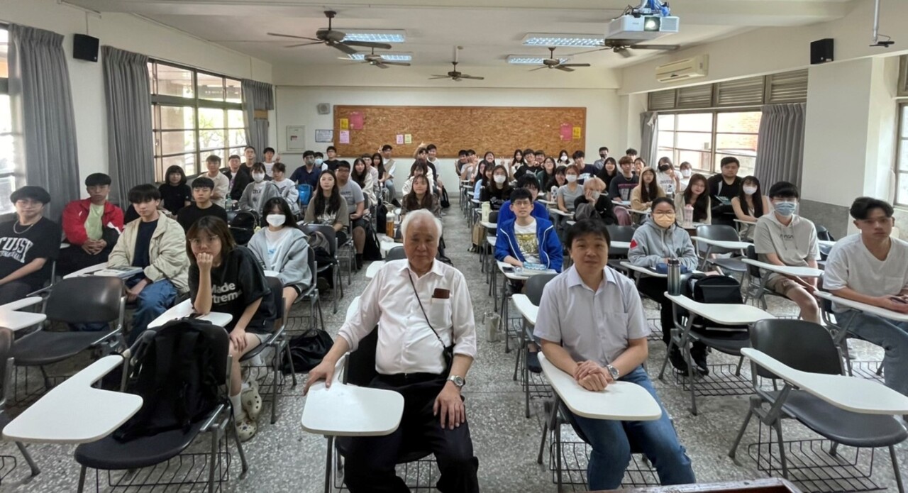 總統府資政姚嘉文校園開講 與年輕人暢談台灣民主轉型與深化