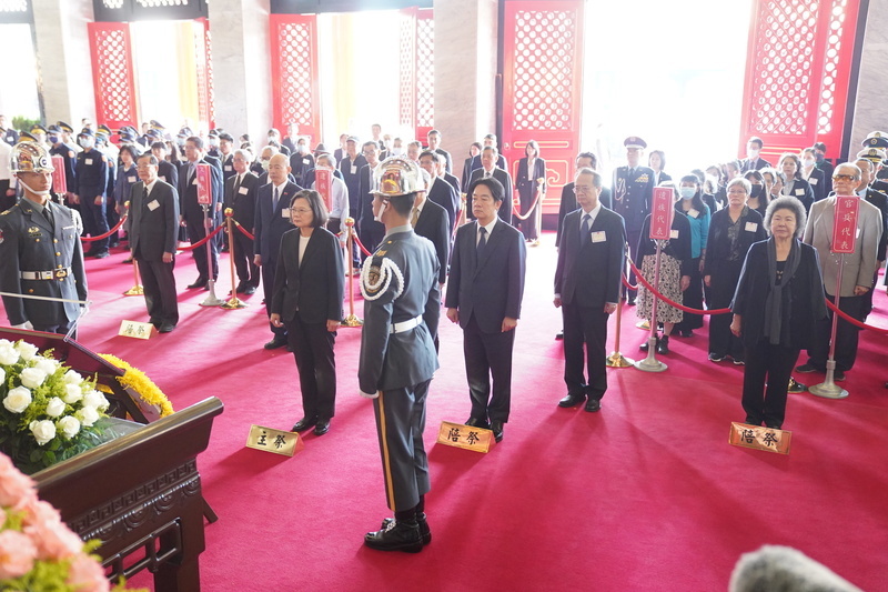蔡總統赴忠烈祠致祭 慰問烈士遺族代表