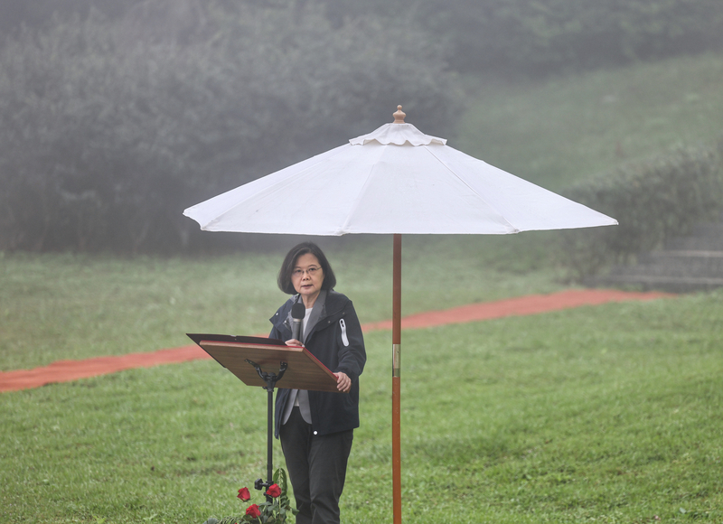 追思鄭南榕 總統：台灣面對威權擴張及假訊息威脅 與盟友合作守護民主自由