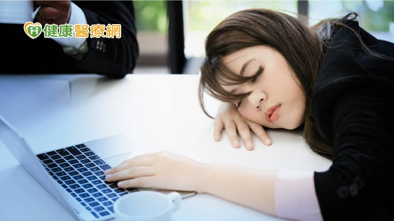 眼皮好重「春睏」是真的嗎？醫盤點5大原因