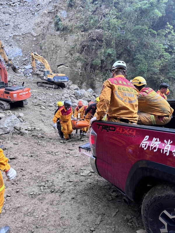 花蓮強震 / 續找砂卡礑失聯者 今挖出2具遺體、另尋獲2具相擁遺體