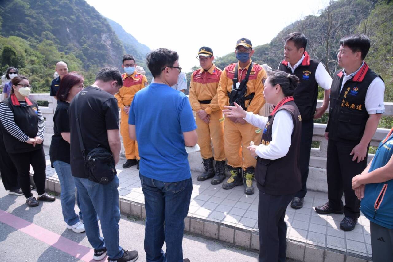 土石狂崩 砂卡礑星國夫妻搜救即起暫停 家屬招魂