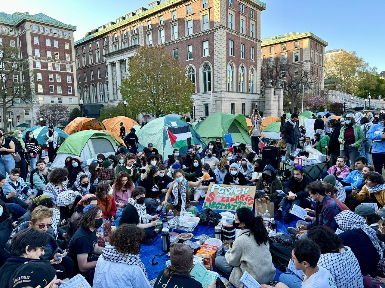 憂暴露網搜風險！新一代美國學生運動 抗議者全都戴上口罩