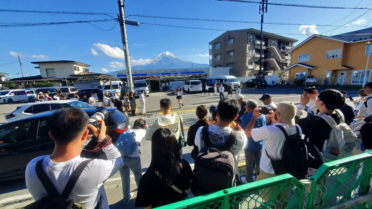 日本河口湖町架黑幕擋遊客拍照 町公所試驗性拆除