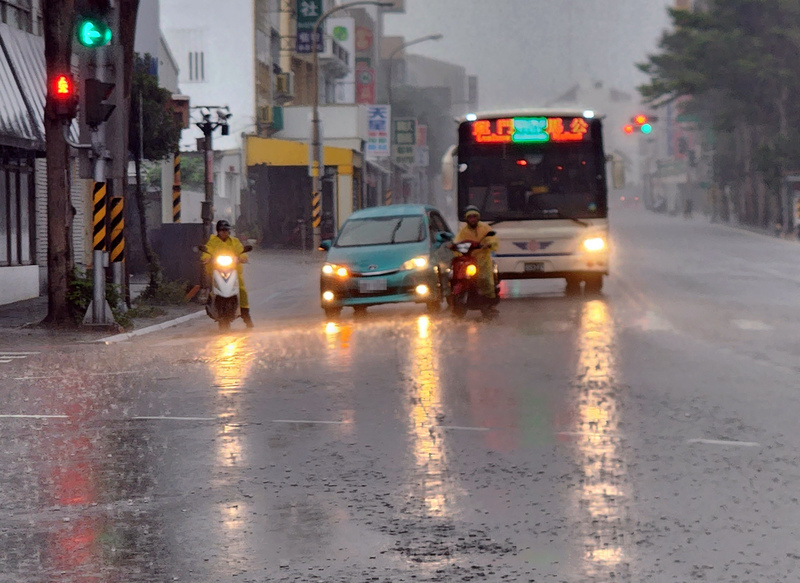 白天宛如傍晚 澎湖雷雨交加航班延誤
