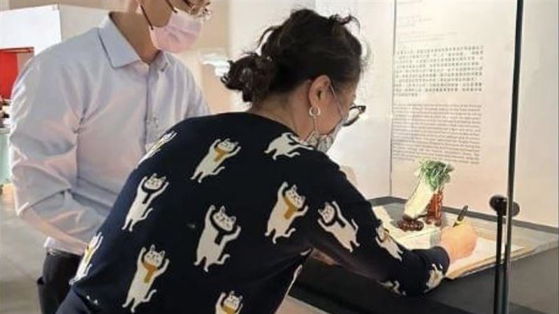 故宮又出包！員工翠玉白菜旁簽收文件  蕭宗煌：確有疏失