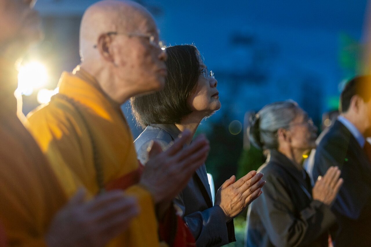 蔡總統與馬英九同台浴佛大典  祈願天下無災