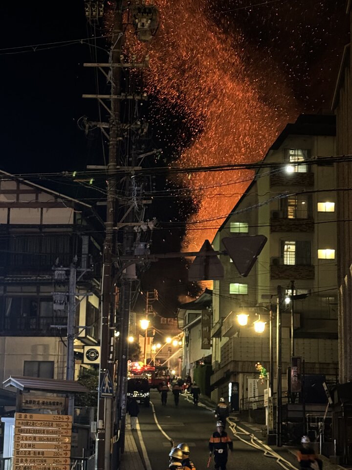 日本下呂溫泉街暗夜大火 延燒4建物無人受傷