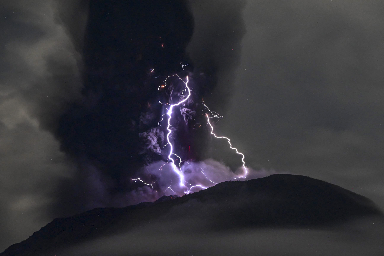 印尼伊布火山噴發 鄰近7村落居民急撤