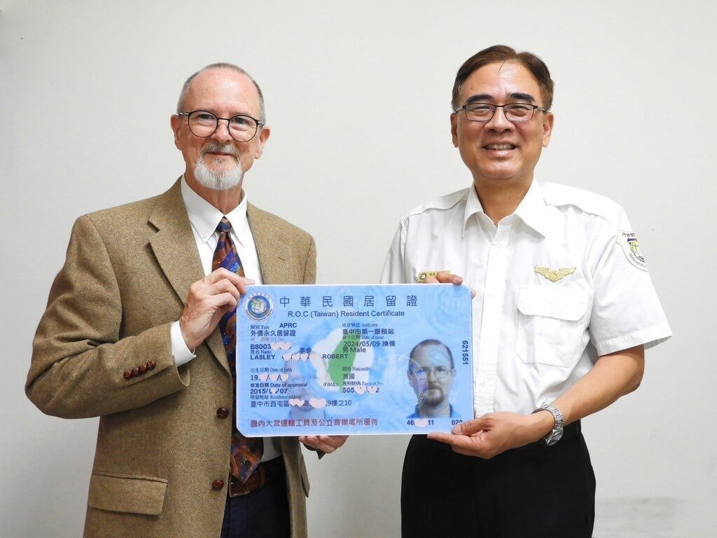 來台37年奉獻教育  美籍教師李參獲永久居留證
