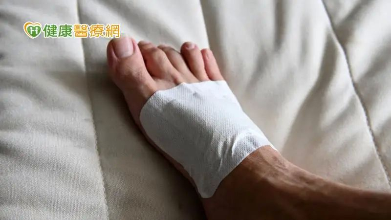 這裡痠！那裡痛！痠痛藥布貼過量恐產生副作用