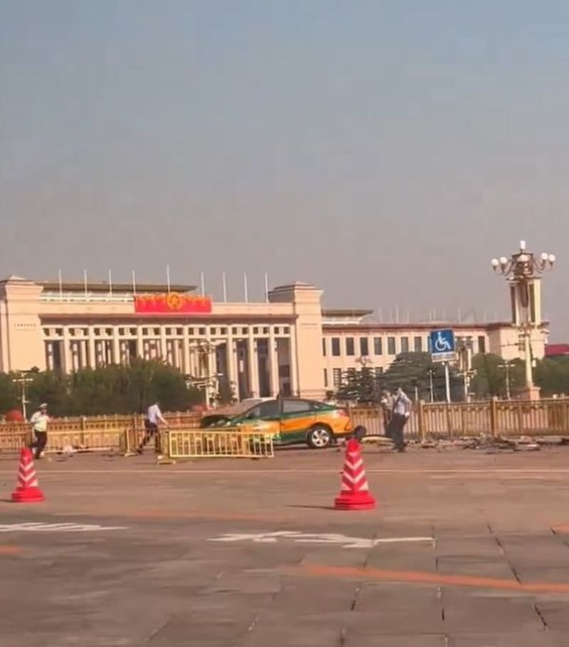 天安門前計程車衝撞護欄 一名疑似警員倒地