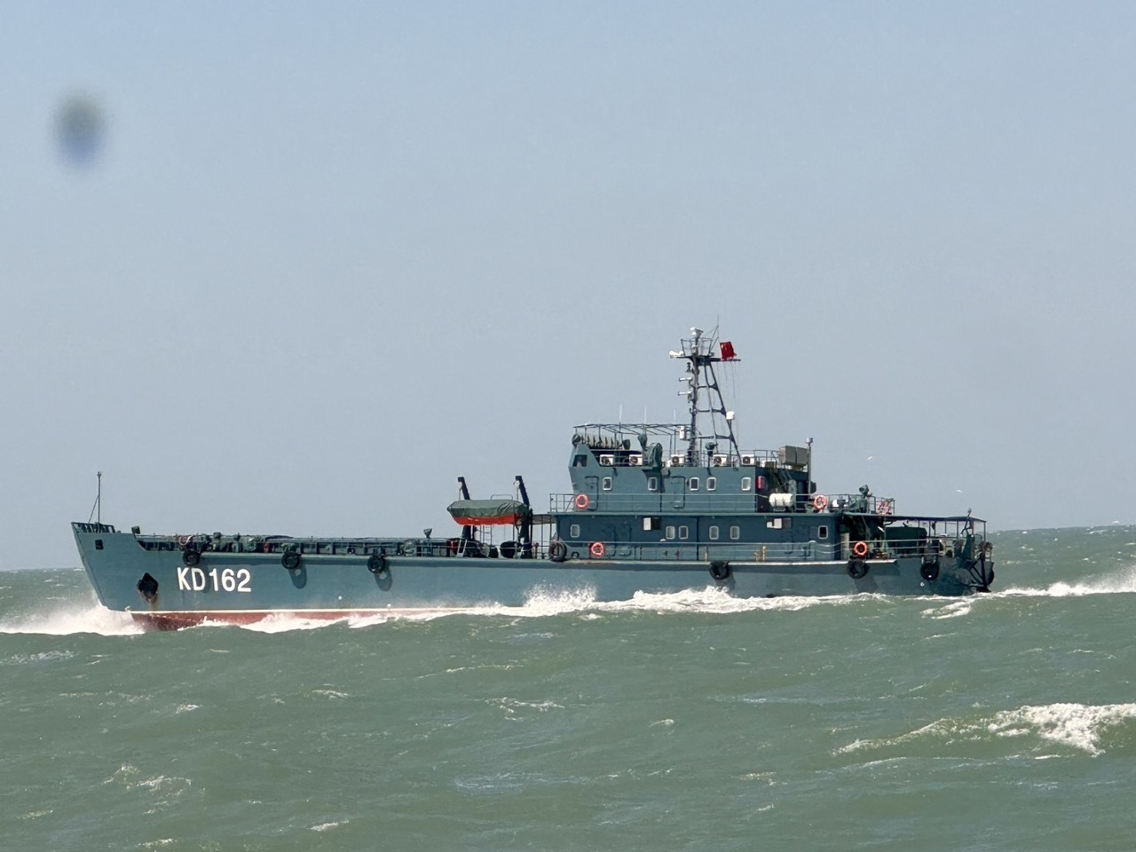 共軍航經金門水域 海巡立即監控並併航驅離
