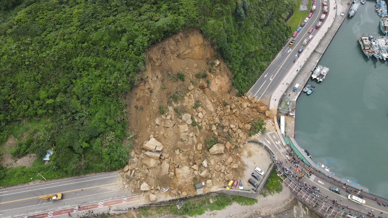 潮境公園入口山崩 謝國樑：盡速搶通單線道