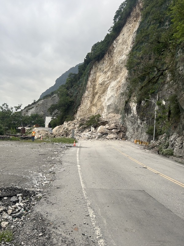 蘇花公路坍方阻斷 南澳工務段：拚深夜恢復單線通行
