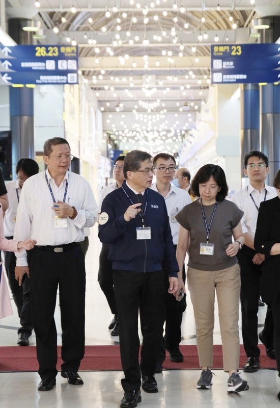 交長視察高雄機場 民航局盼冬季增熊本岡山札幌