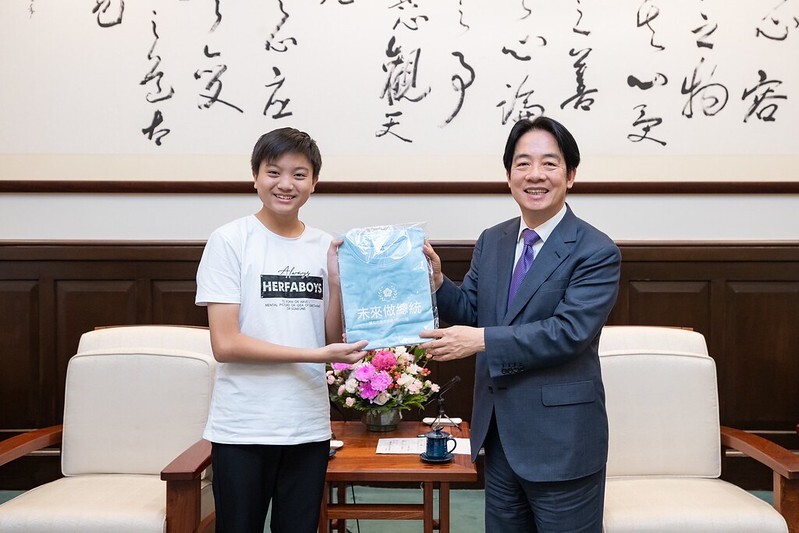 賴總統接見萬里國中第一名「學弟」勉勵技職發展順利