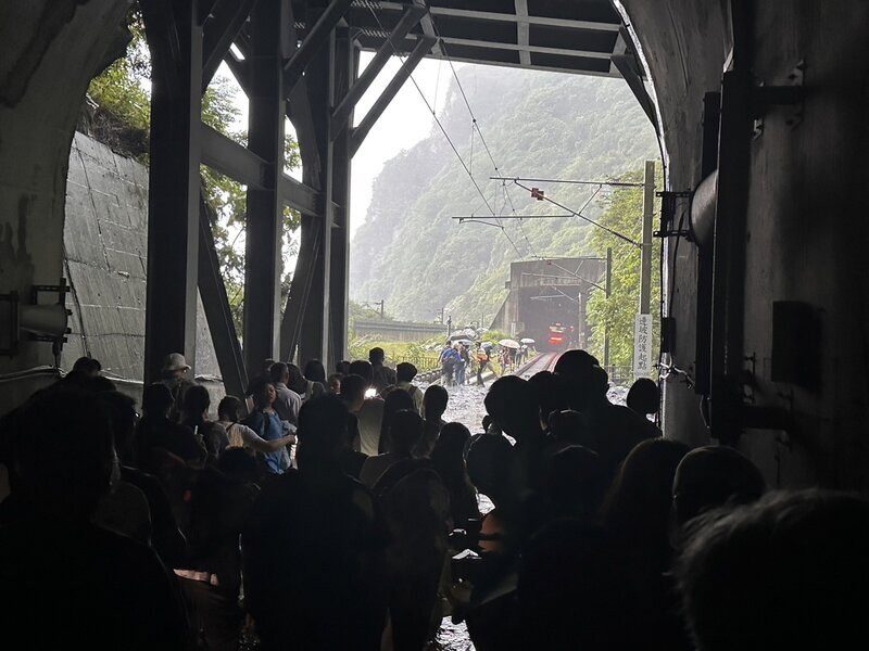 自強號撞擊落石&nbsp; 卓榮泰指示搶修並啟動急難照護