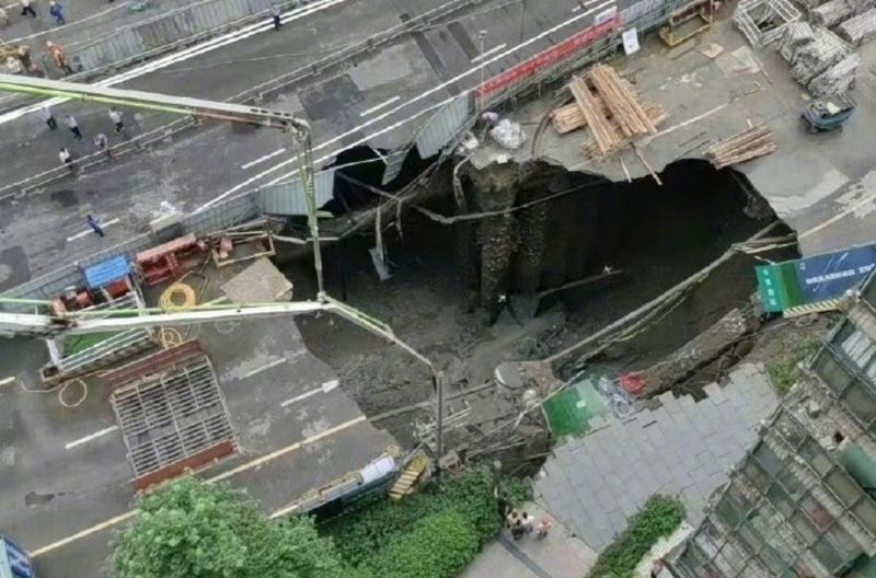 成都地鐵13號線發生坍塌 馬路出現12公尺大洞