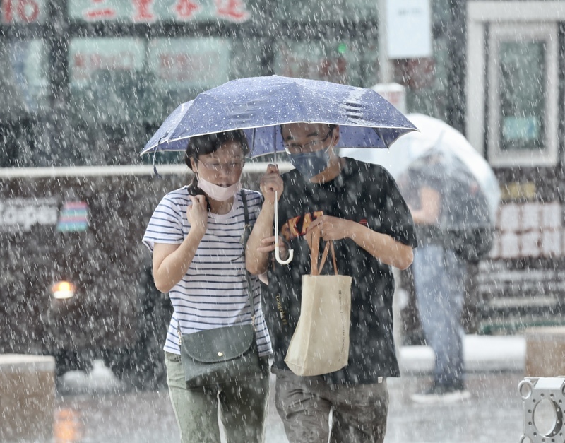 高溫悶熱防曬防中暑 午後局部強降雨雷擊強陣風
