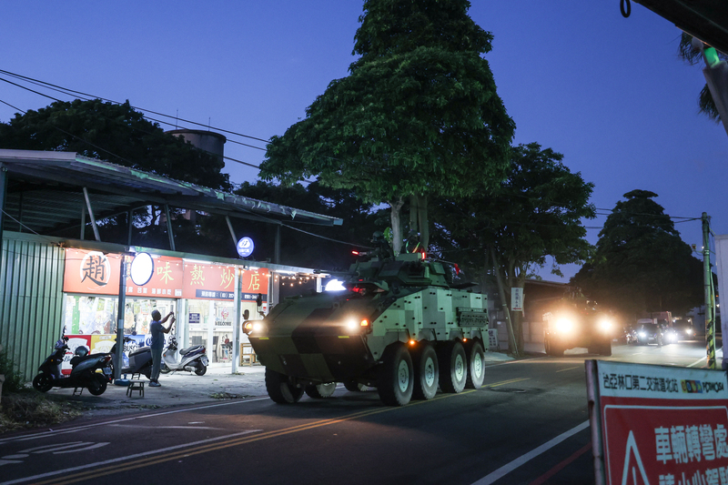 漢光40／漢光演習 桃園龜山戰甲車夜間機動吸引民眾目光