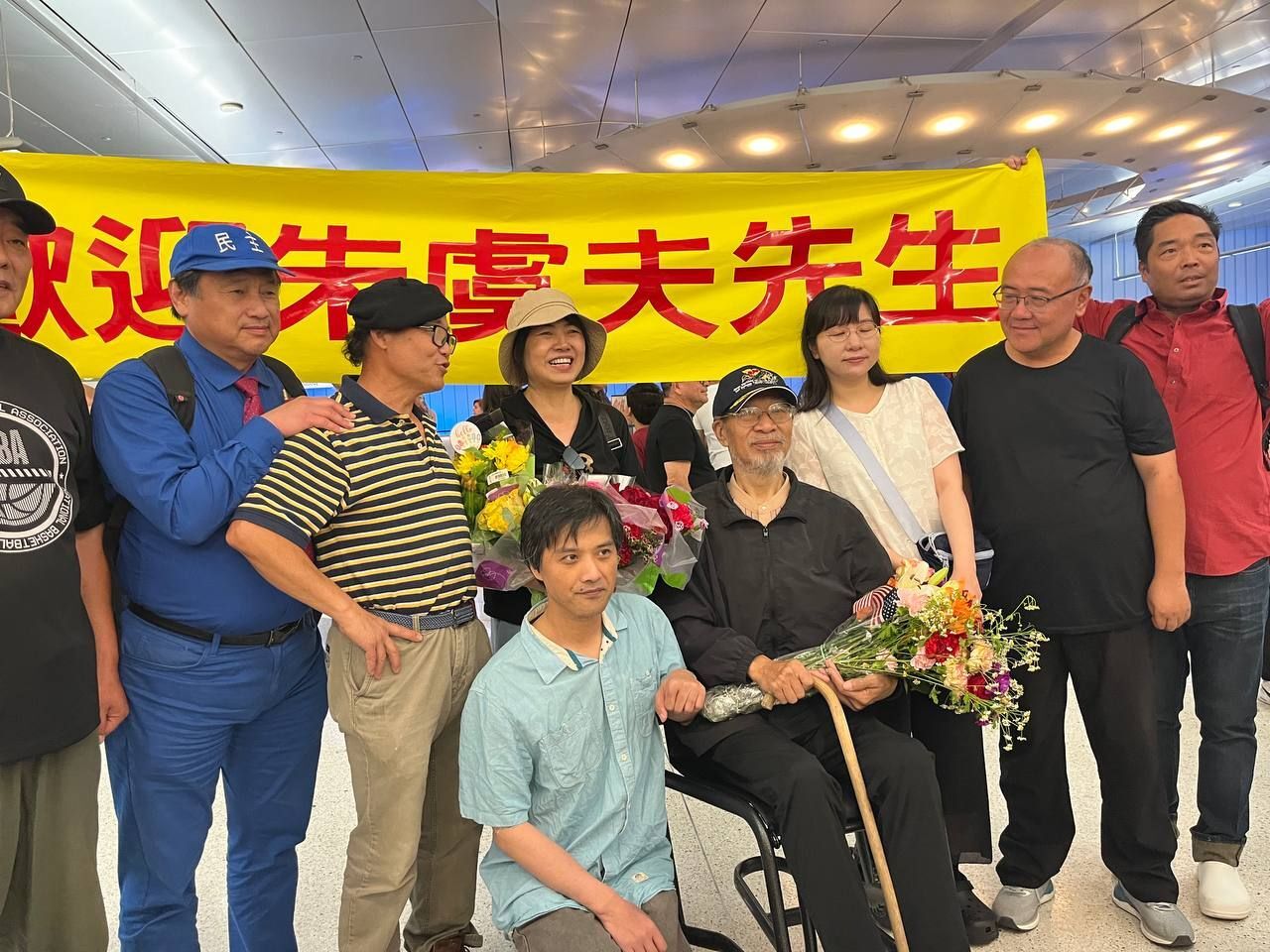 見證奇蹟！71歲的中國民運人士朱虞夫自日抵美與家人團聚