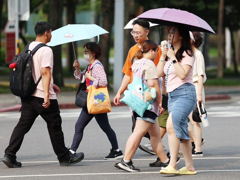 低壓近水氣增多 午後局部大雷雨