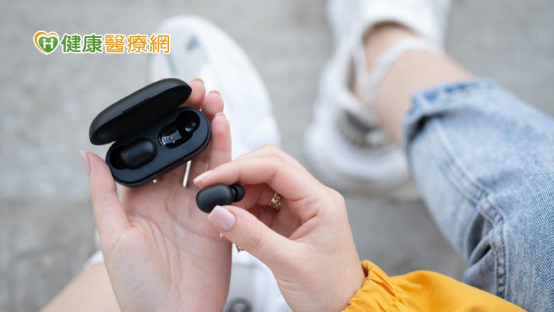 降噪耳機能保護耳朵？醫曝仍有聽損風險 耳機使用別超過「這時間」