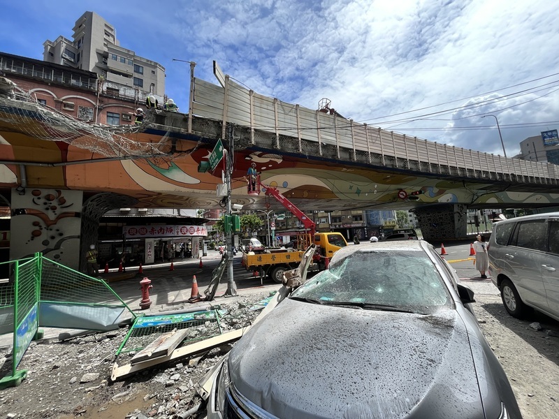 聯結車事故砸毀台1線高架圍籬 新北市府估2個月修復