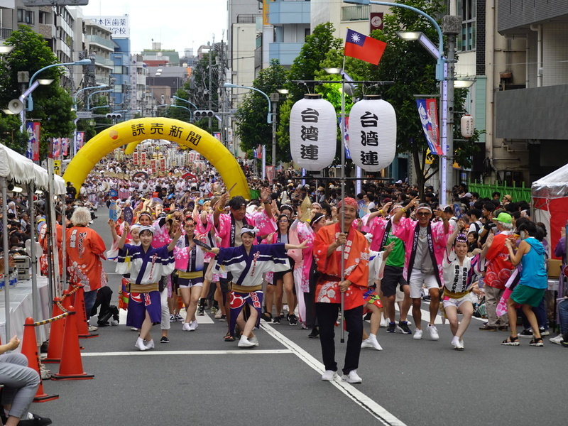 百萬遊客湧東京高圓寺阿波舞大會 台僑組隊帶國旗參演
