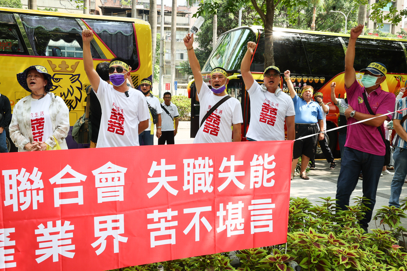遊覽車業抗議強制自費裝刷卡機  交部：會再協商討論
