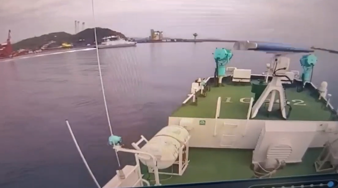 搶出港 沱江艦鳴笛海巡 海巡署：全程保持安全距離