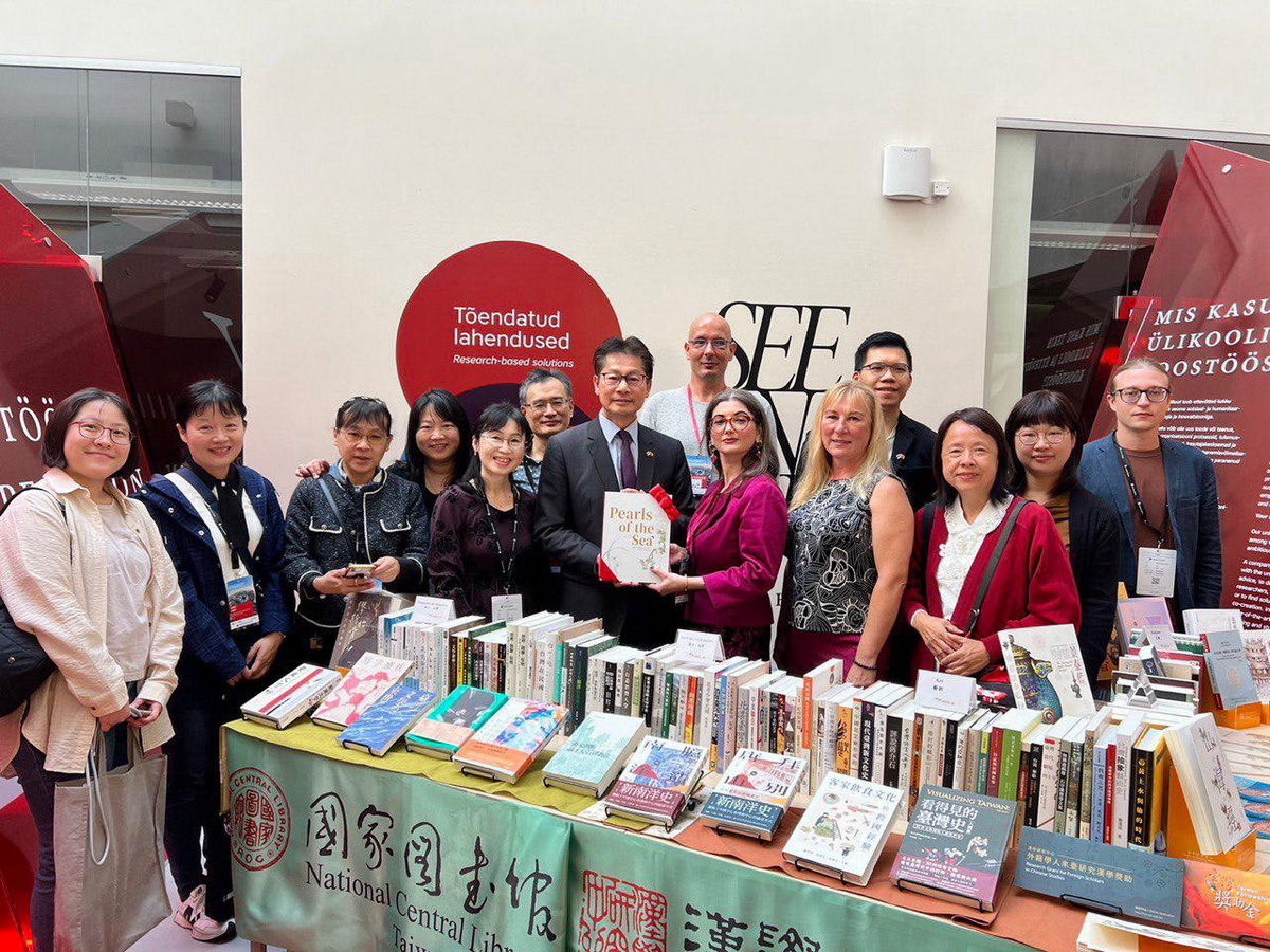 行銷台灣學術品牌 駐拉脫維亞代表贈書塔林大學