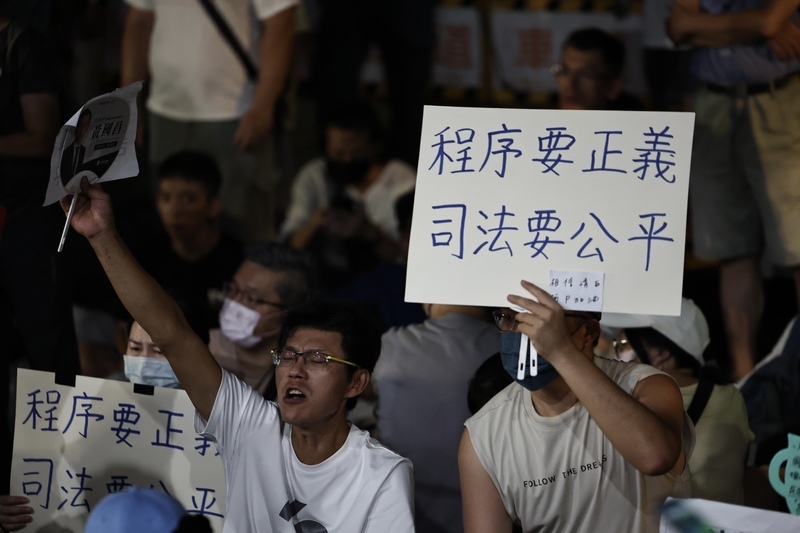 柯文哲遭聲押禁見 &nbsp;挺柯民眾漸增情緒高漲